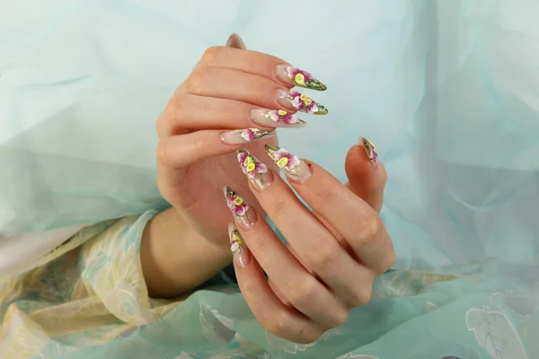 Vrouwelijke handen met manicure, nagels — Stockfoto
