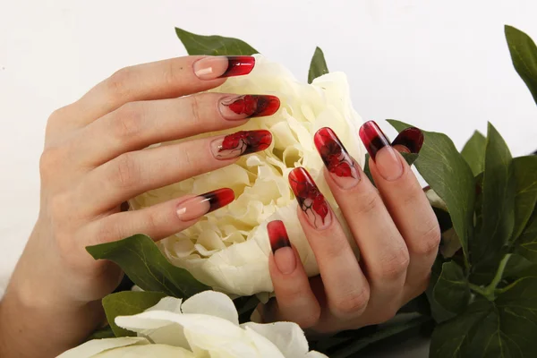 Mãos femininas com manicure, unhas — Fotografia de Stock