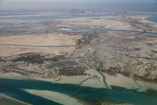 Melihat lebih dari pencakar langit dan jalan di kota Dubai — Stok Foto