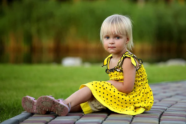 Retrato de verão da linda menina no gramado — Fotografia de Stock