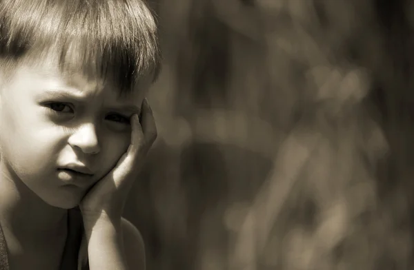 üzgün bir çocuk. Aile sorunları