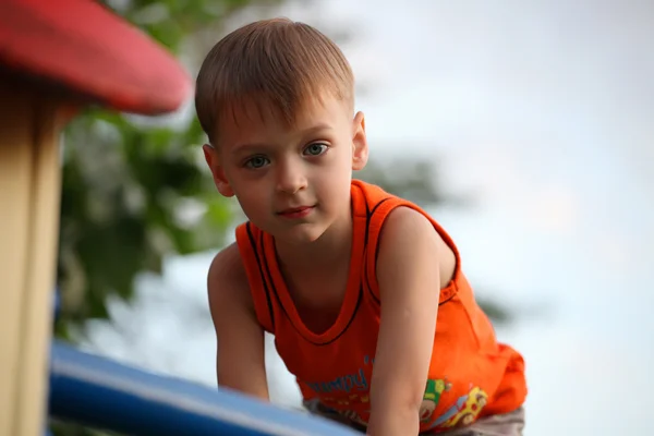 Mały chłopiec bawiący się na placu zabaw — Zdjęcie stockowe