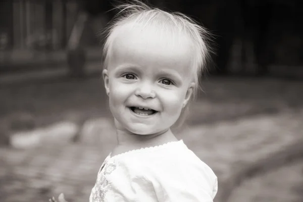 Portret blond mała dziewczynka — Zdjęcie stockowe
