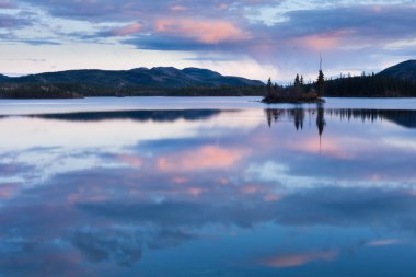 İki Yataklı göl günbatımı, yukon toprakları, Kanada sakin