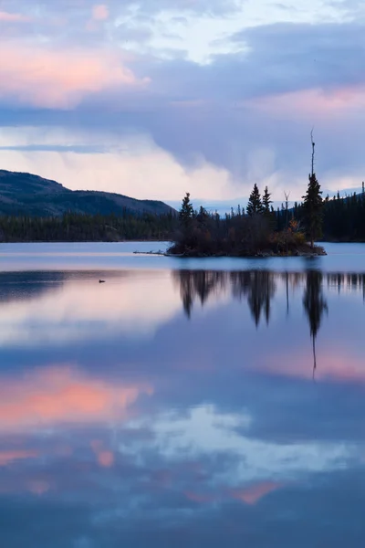 Ηρεμία δίδυμες λίμνες στο ηλιοβασίλεμα, έδαφος yukon, Καναδάς — Φωτογραφία Αρχείου