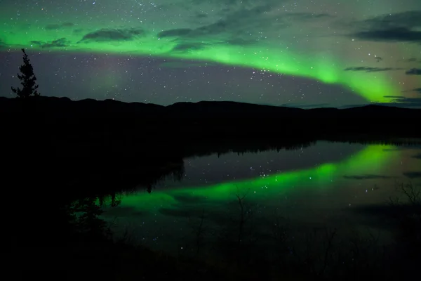 Notte cielo stelle nuvole aurore boreali specchiato — Foto Stock