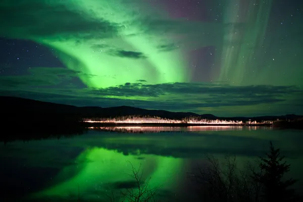 Stars and Northern Lights over dark Road at Lake — Stock Photo, Image