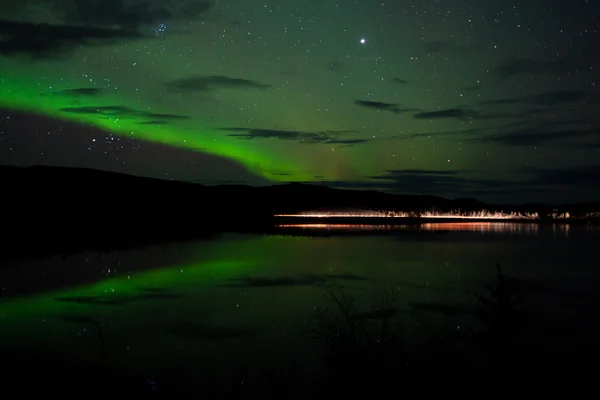 明星和北极光在湖边的黑暗的路 — 图库照片