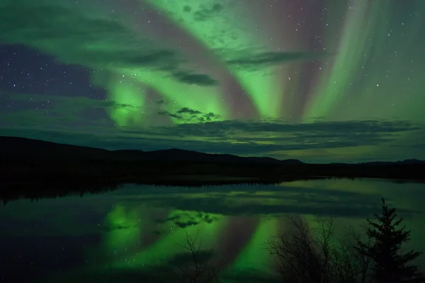 Nachtelijke hemel sterren wolken noordelijke lichten gespiegeld — Stockfoto