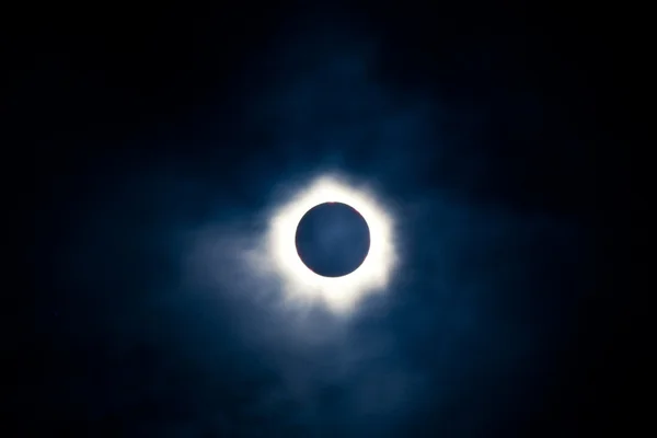 Полное солнечное затмение с видимой короной — стоковое фото