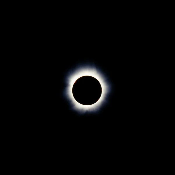Görünür corona ile güneş tutulması — Stok fotoğraf
