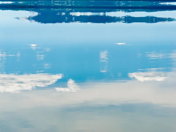 Wasseroberfläche spiegelt Landschaft abstrakt wider — Stockfoto