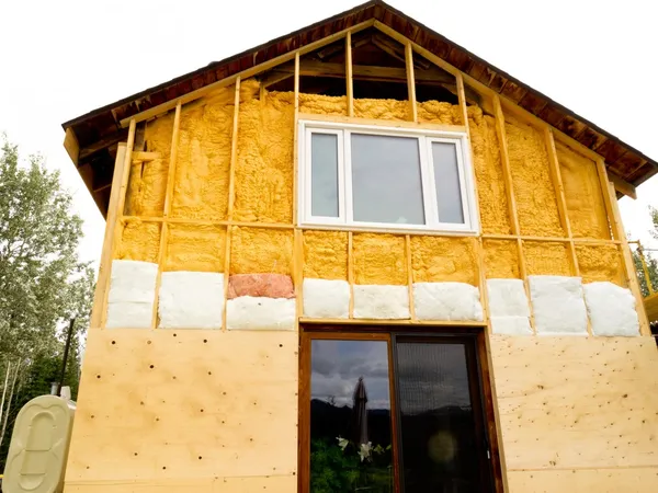 Ombouwset voor oud huis met energiebesparende isolatie — Stockfoto