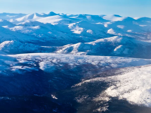 Letecký pohled na zasněžené vrcholy v bc, Kanada — Stock fotografie
