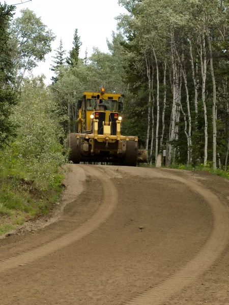 Grader resurfacing narrow rural road — Stock Photo, Image