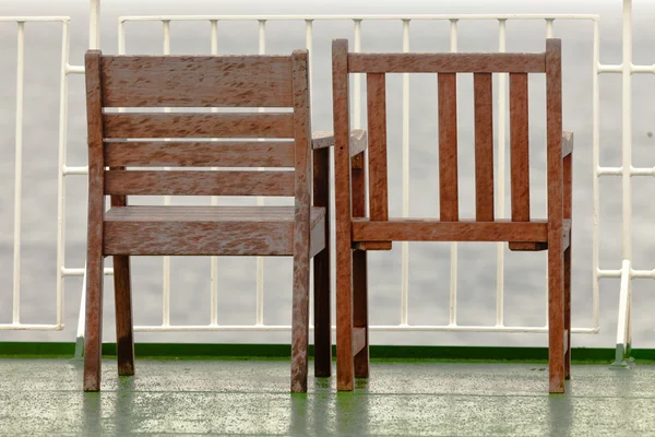 2 つのバルコニーの木製の椅子を空します。 — ストック写真