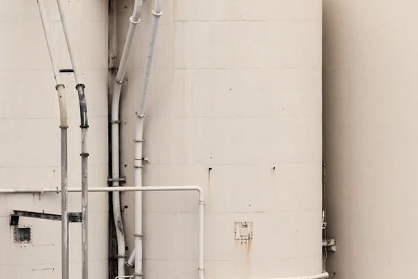 液体の貯蔵のための巨大な産業金属タンク — ストック写真