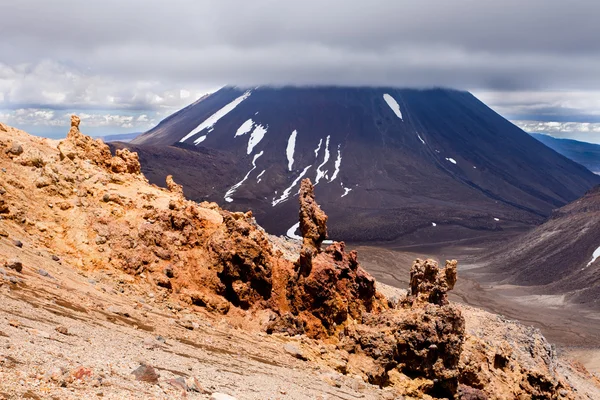 Láva szobrok és vulkánt Mount Ngauruhoe, Nz — Stock Fotó