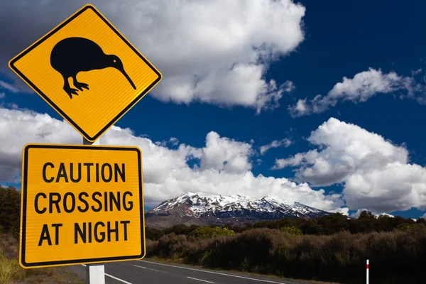 Kiwi Crossing road sign and vulcano Ruapehu, NZ — Fotografia de Stock
