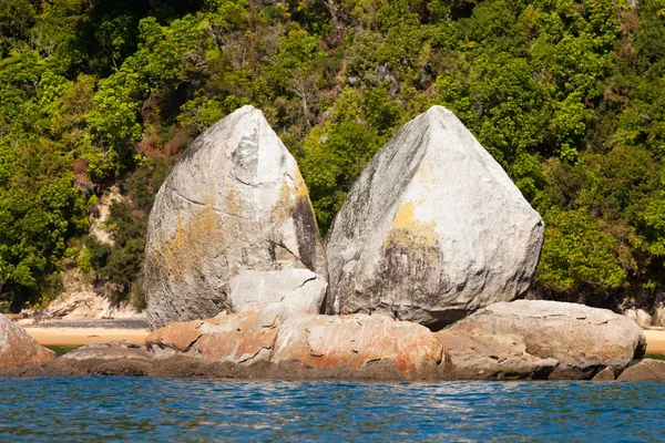 Podział jabłko skały w pobliżu abel tasman np, Nowa Zelandia — Zdjęcie stockowe