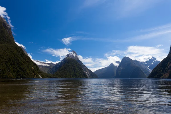 Milford Sound and Mitre Peak in Fjordland NP, NZ — Stock Photo, Image