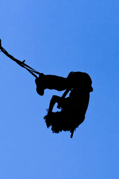 Bungee jumper contra o céu azul — Fotografia de Stock