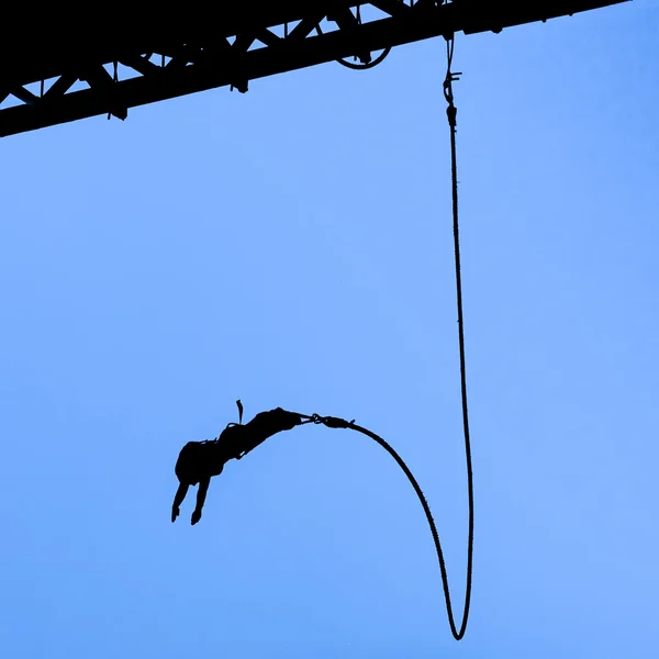 Bungee jumper contro il cielo blu — Foto Stock