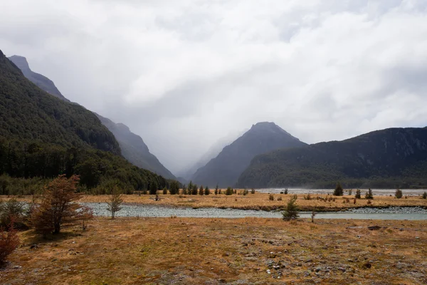 Awan hujan lembah Sungai Dart, Gunung Aspiring NP, NZ — Stok Foto
