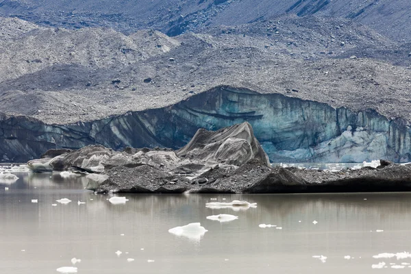 Glacier tongue calfing icebergs into glacial lake — Stock Photo, Image