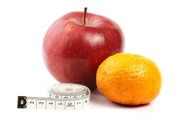 Czerwone jabłko mandaryny i centymetrem — Zdjęcie stockowe