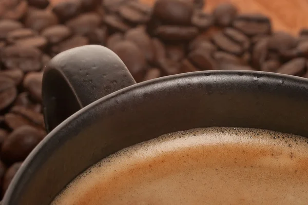 Крупный план черной чашки кофе — стоковое фото