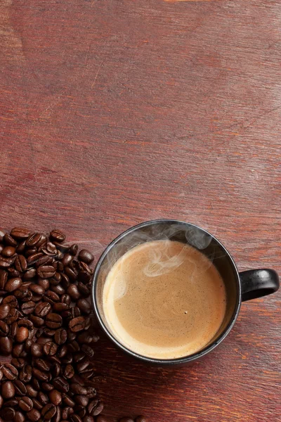 Svart kaffekopp över grunge träbord — Stockfoto