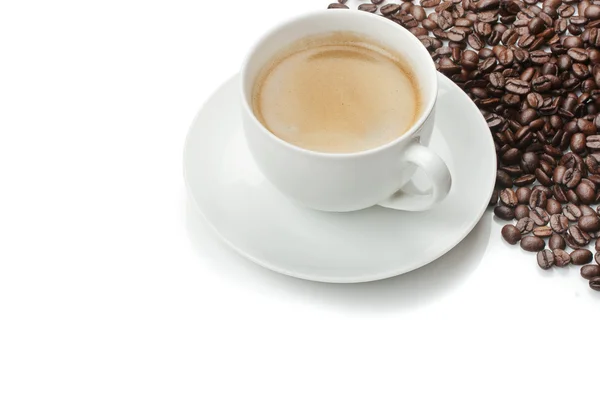 Kopje koffie en koffiebonen — Stockfoto