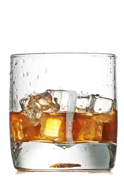 Bicchiere di wjiskey con cubetti di ghiaccio — Foto Stock