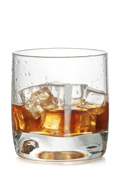 Bicchiere di wjiskey con cubetti di ghiaccio — Foto Stock