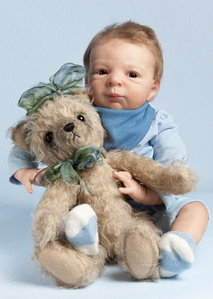 Adorable bebé con oso de peluche — Foto de Stock