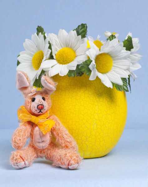 Uovo di Pasqua con coniglietto — Foto Stock