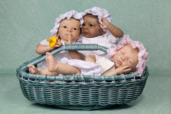 Tres bebés en la cesta —  Fotos de Stock