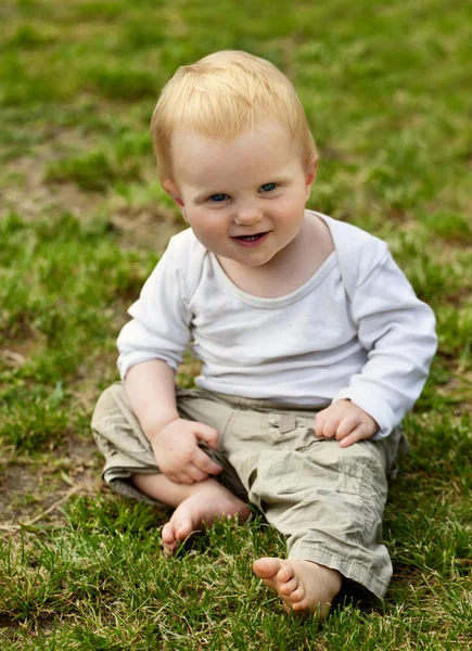 草の上の赤ちゃん — ストック写真