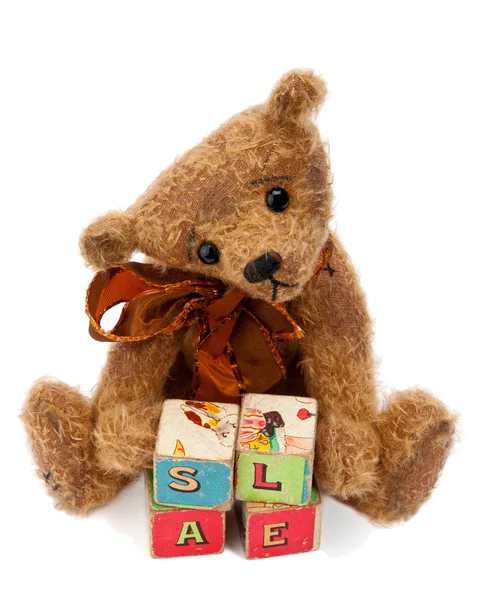 Teddybär mit Spielzeugklötzen — Stockfoto