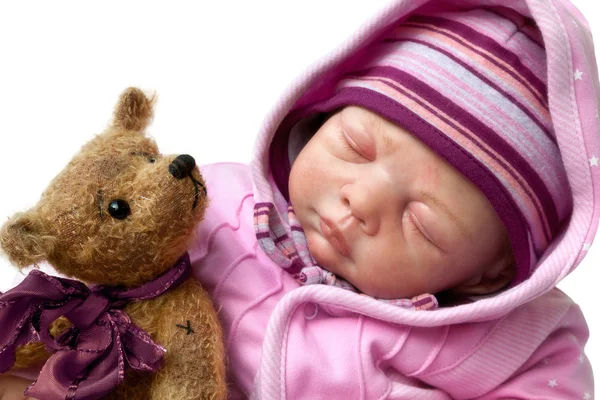 小さな女の子はテディの熊と寝る — ストック写真