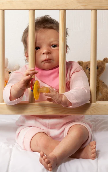 Baby i barnsäng — Stockfoto