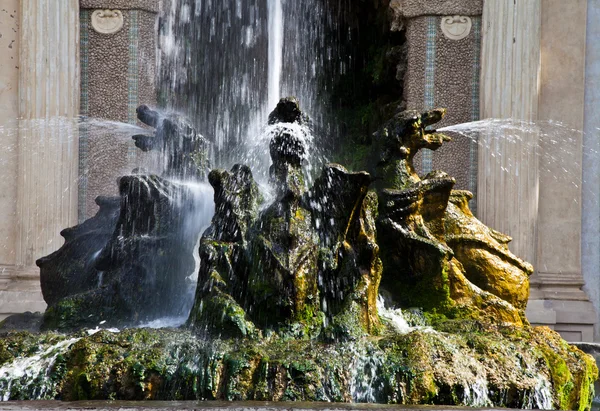 Drakar fontän, villa d'este - tivoli — Stockfoto