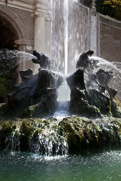 龙喷泉，埃斯特别墅-蒂沃利 — 图库照片