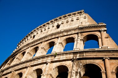 Colosseum mavi gökyüzü ile