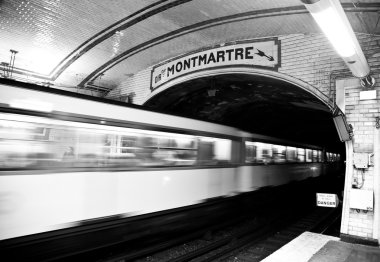 Paris metro istasyonu