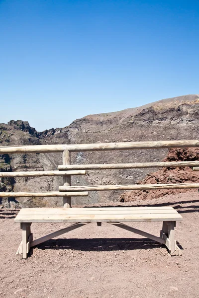 ヴェスヴィオ火山のクレーターでベンチ前で — ストック写真