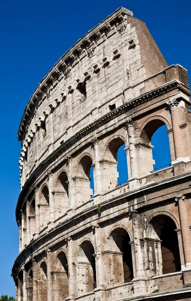 Colosseum met blauwe hemel — Stockfoto