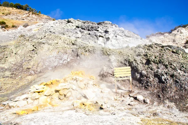 Solfatara σε συνεχή διέγερση - ηφαιστειακό κρατήρα — Φωτογραφία Αρχείου