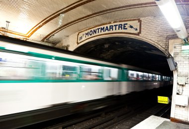 Paris metro istasyonu